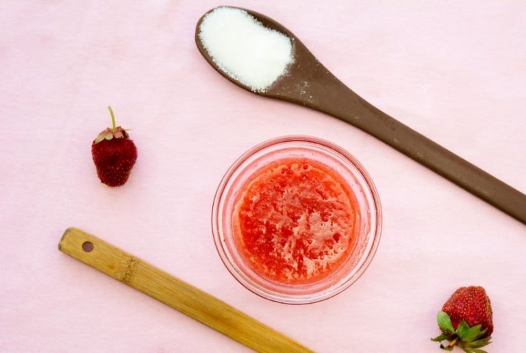 Strawberry Lip Scrub – Easy Homemade Recipe