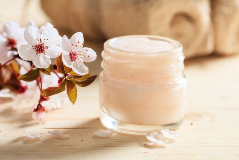Homemade body butter with cocoa butter (easy recipe)